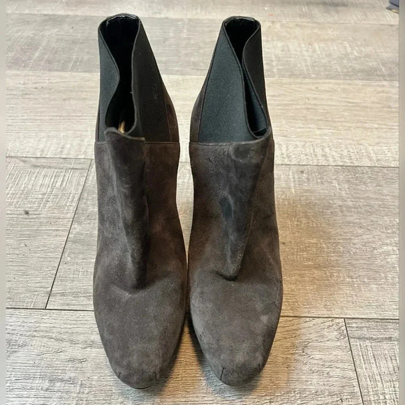 Brian Atwood Grey Suede Booties/Boots
Size 6 $698 - Picture 4 of 6